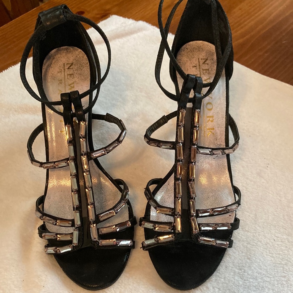 Size 9M Women’s New York Transit Sandals 3 & a half “ heel New